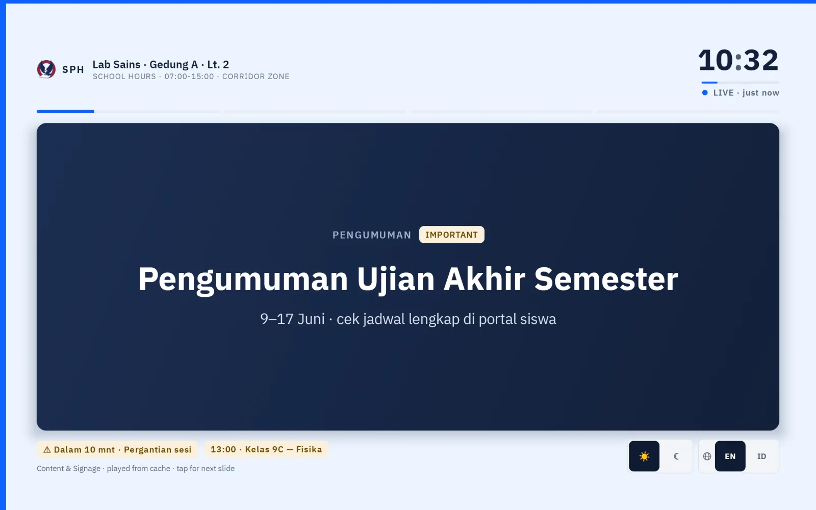 Panel pintu menampilkan slide signage berisi pengumuman